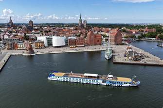VIVA Cruises VIVA Ruby Stralsund Skyline Exterior ©VIVA Cruises.jpg